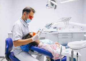 Caries dentaires - causes, symptômes et traitement pour éviter les complications