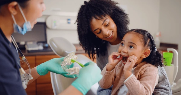 Dentiste enfant, pédodontiste : quelle différence ?