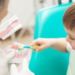 Dentiste pour enfant : quand consulter, comment le rassurer et bien choisir sa prise en charge
