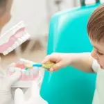Dentiste pour enfant : quand consulter, comment le rassurer et bien choisir sa prise en charge