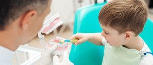 Dentiste pour enfant : quand consulter, comment le rassurer et bien choisir sa prise en charge